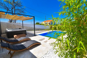 Villa Village Idylle with heated pool, sauna, jacuzzy and private parking